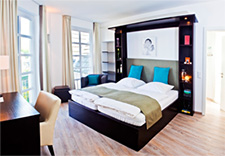 Foto eines Zimmers mit einem großen Bett